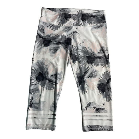 fabletics Capri leggings size Large moisture‎ wicking fabric - Picture 5 of 8